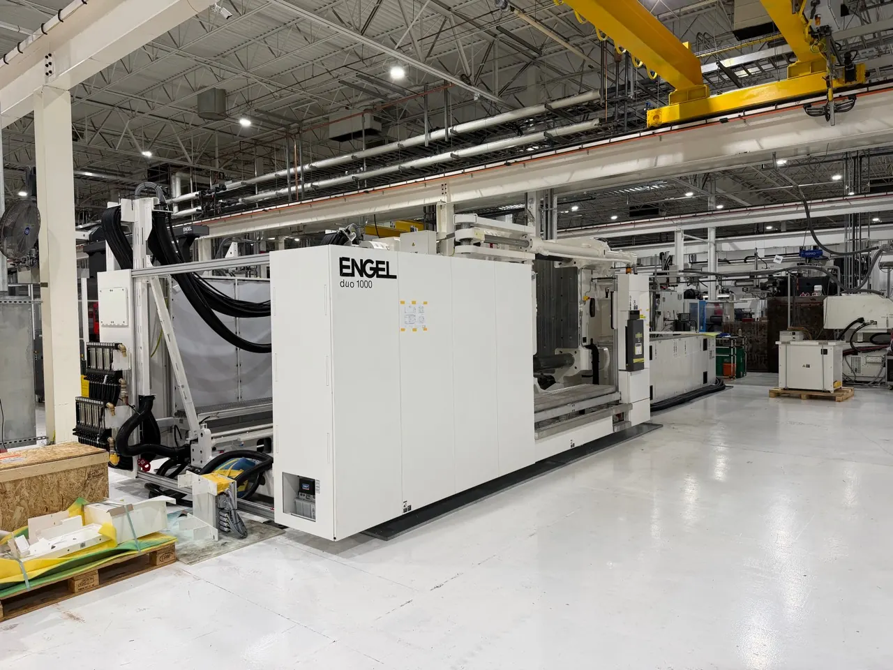 An installed ENGEL duo 1000 injection molding machine in a bright production facility